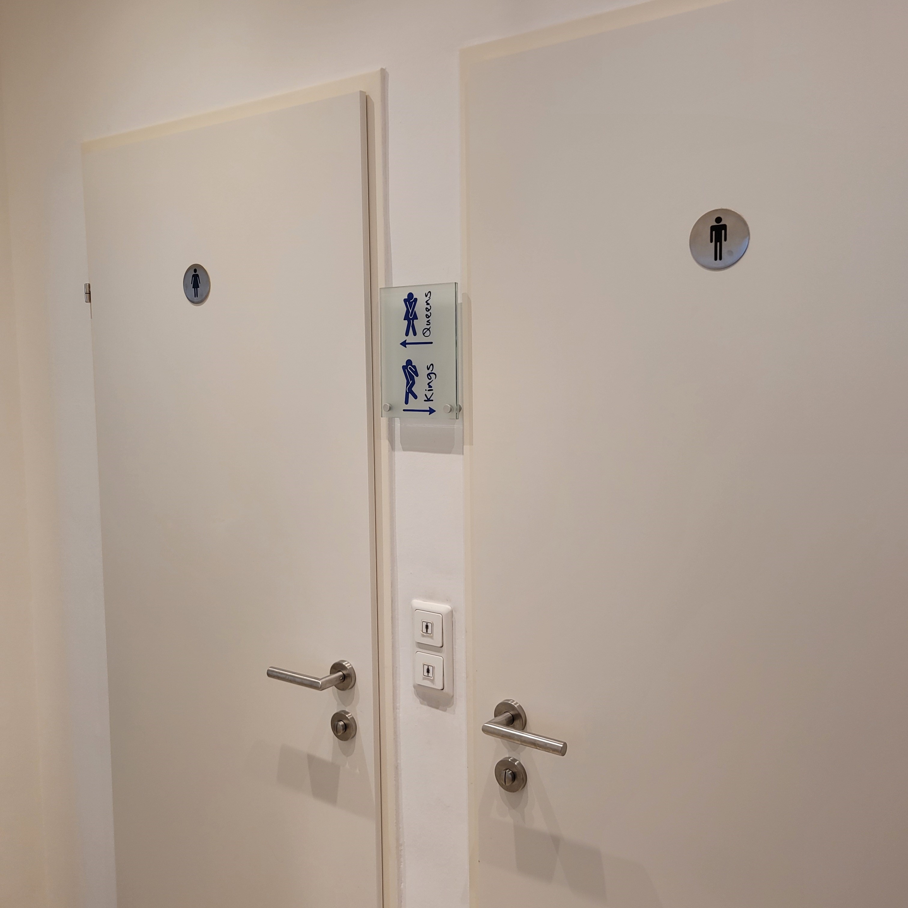 Schülerhilfe Simmering, Wien 11, 1110,  Nachhilfe, lernen, Prüfungsvorbereitung, Förderkurs, Nachprüfung, Matura, Maturavorbereitung, VWA, Lernschwierigkeiten, Hilfe, Ferienkurs, Zeugnis, Probestunde Toiletten