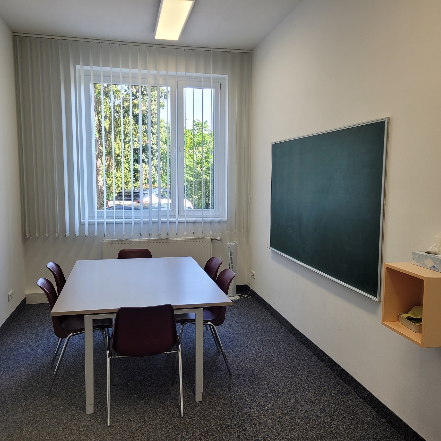 Schülerhilfe Simmering, Wien 11, 1110,  Nachhilfe, lernen, Prüfungsvorbereitung, Förderkurs, Nachprüfung, Matura, Maturavorbereitung, VWA, Lernschwierigkeiten, Hilfe, Ferienkurs, Zeugnis, Probestunde Kursraum 8