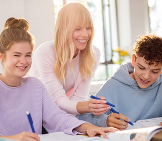 10 gratis Nachhilfestunden Mädchen, Lehrerin und Junge lernen.