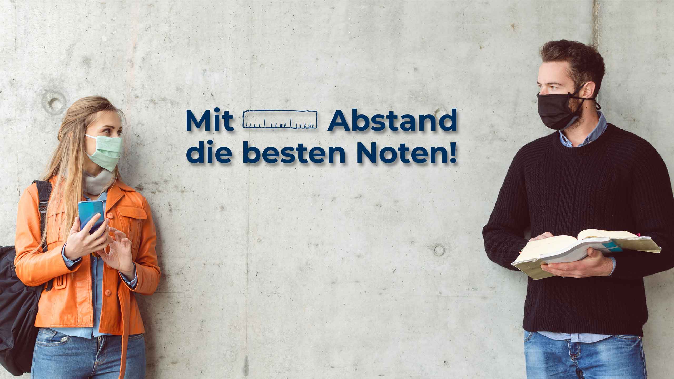 Schülerin und Lehrer stehen mit Abstand nebeneinander. Text: Mit Abstand die besten Noten.